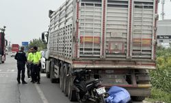 Park halindeki kamyona çarpan motosikletli hayatını kaybetti