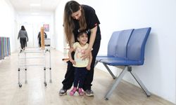 Ada Su, 2 yıl süren fizik tedaviyle ilk adımlarını attı