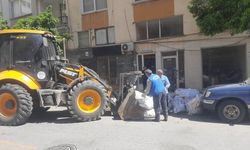 Sokaklara ve boş arazilere dökülen atıklar toplanıyor