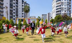 Mezitli Belediye Başkanı Tuncer çocuklarla uçurtma uçurdu