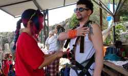 Adrenalin tutkunları 220 metrelik uçurumdan atladı