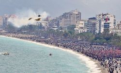 SOLOTÜRK Antalya'da nefes kesti: 23 Nisan kutlamalarında gökyüzü bayraklarla buluştu