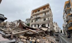 Yıkımda zarar gören binanın sakinleri müteahhide ulaşamıyor