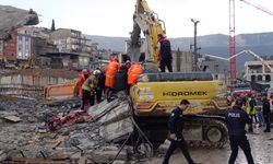 Yıkım sırasında operatör enkaz altında kaldı