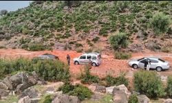 Kozan'da sağanak ve dolu hayatı felç etti: Yollar kapandı, araçlar mahsur kaldı