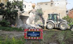 Akdeniz’de metruk binalar kontrollü şekilde yıkılıyor