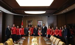 Bakan Bak, Milli güreşçileri kabul etti