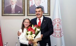 23 Nisan'da Bakanlık koltuğu minik Defne'ye emanet