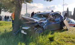 Otomobilin çarptığı kamyon devrildi; 1'i çocuk 7 yaralı