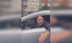 İstanbul-Beylikdüzü'nde araçta çocuğu olan kadının otomobiline saldıran sürücü kamerada
