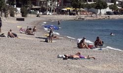 Bodrum'da sıcak havayı fırsat bilenler sahilleri doldurdu