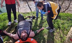 Dengesini kaybedip nehre düşen kişiyi itfaiye ekipleri kurtardı