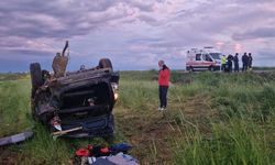 Tarlaya savrulan otomobildeki 7'si çocuk 11 kişi yaralandı