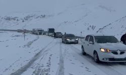 Erzincan- Sivas kara yolu Sakaltutan Geçidi’nde ulaşıma kar engeli