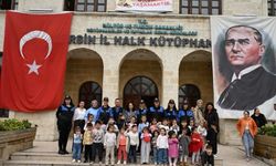 Mersin’de Kütüphane Haftası’nda çocuklarla polis el ele