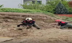 İki çocuk oyun sırasında çamura saplandı