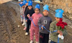 Küçük yüreklerden büyük vefa: Şehit polis mezarına anlamlı ziyaret