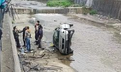 Kanala uçan otomobildeki anne ve bebeği kurtarıldı