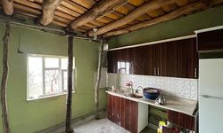 Yüksekova’da yıldırım düşen evin duvarı boydan boya yarıldı