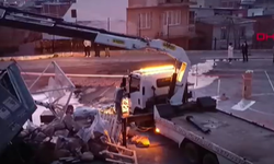 Freni boşalan kamyon okul bahçesine düştü