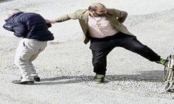 Babasına şiddet uygulayan kişi mahalleli tarafından darbedildi