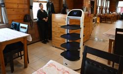 Üniversitenin sosyal tesislerinde robot garson dönemi