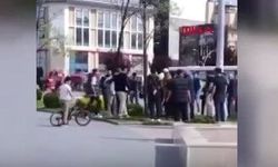 Yolda yürüyen kadının fotoğrafını çektiği iddiasıyla darbedildi