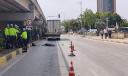 Mendil satmaya çalışırken tırın altında kaldı