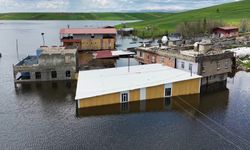 Baraj kapakları açıldı, 10 ev sular altında kaldı