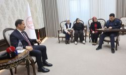 Otizmli Ertuğrul'dan valiyi mest eden mini konser