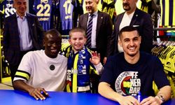Fenerbahçeli N'Golo Kante ve Levent Mercan imza gününde taraftarlarla buluştu
