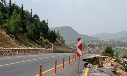 Emirler yolunda ortaya çıkan göçük korkutuyor