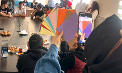 ‘Bir Zarf Bir Mutluluk’ diyerek gönülleri kazanıyorlar