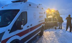 Hastaya giderken kara saplanan ambulans kurtarıldı