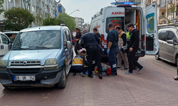 Hafif ticari araç ile çarpışan motosikletin sürücüsü Sude, hayatını kaybetti; kaza anı kamerada