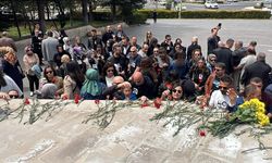 Kahramanmaraş’ta okul saldırısında ölen öğretmen ve öğrenciler için Nevşehir’de karanfil bırakıldı