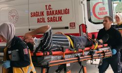 Kamyonetle çarpışan motosikletin sürücüsü yaralandı; kaza kamerada