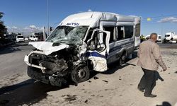 Kayseri’de işçi servis minibüsüyle kamyon çarpıştı: 8 yaralı