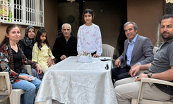 Evde eğitim gören öğrencinin doğum günü okul müdürü ve öğretmenler tarafından kutlandı