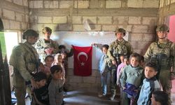 Mehmetçikten Barış Pınarı Harekat bölgesindeki çocuklara '23 Nisan' hediyesi