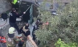 Merdivenlerden düşüp yan yatan araçta sıkışan yolcuyu itfaiye kurtardı; o anlar kamerada