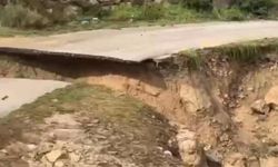 Mersin’de sağanak nedeniyle yol çöktü