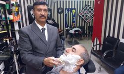 Müşterilerini 5 yıldır takım elbise ile tıraş ediyor