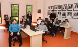 Çocuklara teknolojiyi doğru şekilde kullanmayı öğretiyor