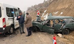 Öğretmenleri taşıyan servis minibüsü ile otomobil çarpıştı: 1 ölü, 9 yaralı