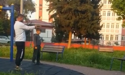 Parkta çocuğa oyuncak silahla atış talimi yaptırdı