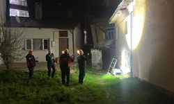 Sivas'ta 2 katlı müstakil ev yan yattı