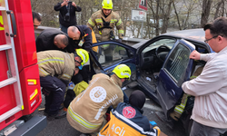 Sürücüsünün epilepsi nöbeti geçirdiği otomobil bariyerlere çarptı; 2 yaralı