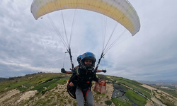 Mersin’de uçan kurye, siparişi yamaç paraşütüyle teslim etti