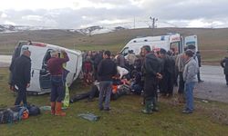 Van'da dağcıları taşıyan minibüs takla attı; 13 yaralı